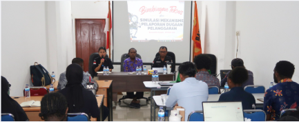Jajaran Bawaslu Kota Jayapura mengikuti pemaparan materi mengenai mekanisme pengawasan dan pelaporan dugaan pelanggaran.