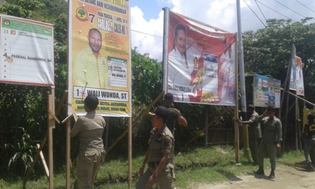 Tak Taati Aturan, Ratusan APK Dibongkar Bawaslu Kota Jayapura
