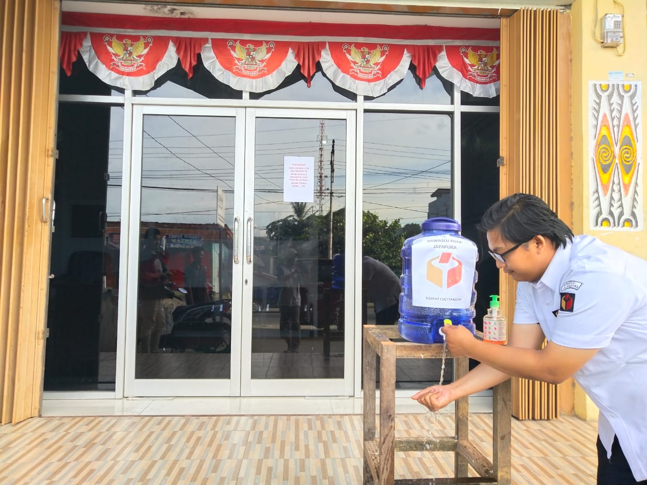 Cegah Covid-19, Bawaslu Kota Jayapura Siapkan Fasilitas Cuci Tangan