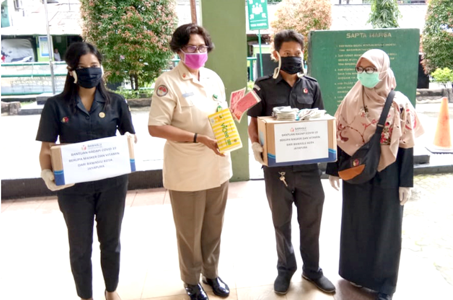 Bawaslu Kota Jayapura Serahkan Masker dan Vitamin Kepada Petugas Kesehatan