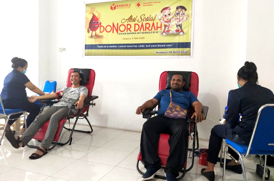 Donor Darah, Bawaslu Kota Jayapura Tetap Patuhi Ketentuan Physical Distancing