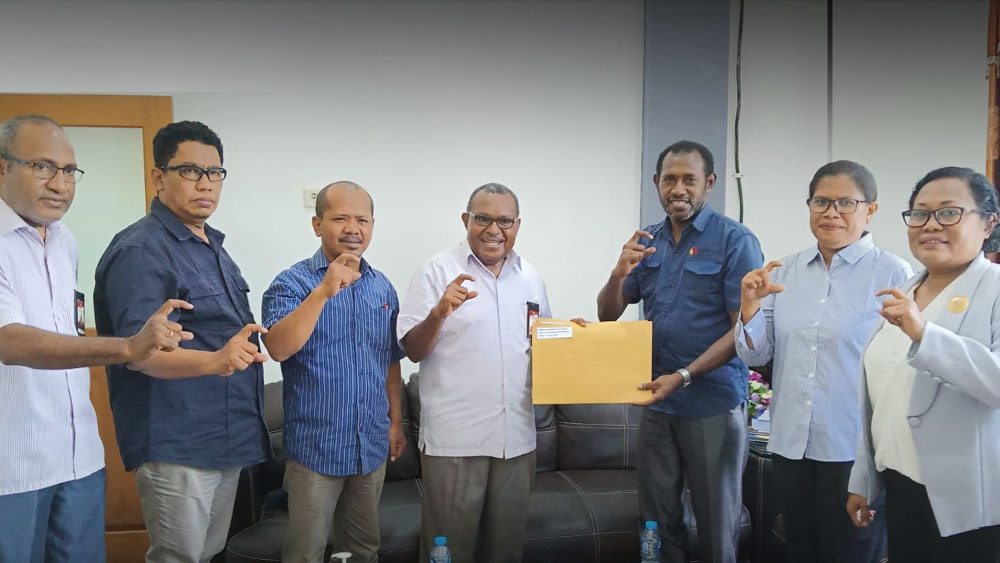 Pengembalian Kuesioner Keterbukaan Informasi Publik, Komitmen Bawaslu Kota Jayapura Menjadi Lembaga Tepercaya