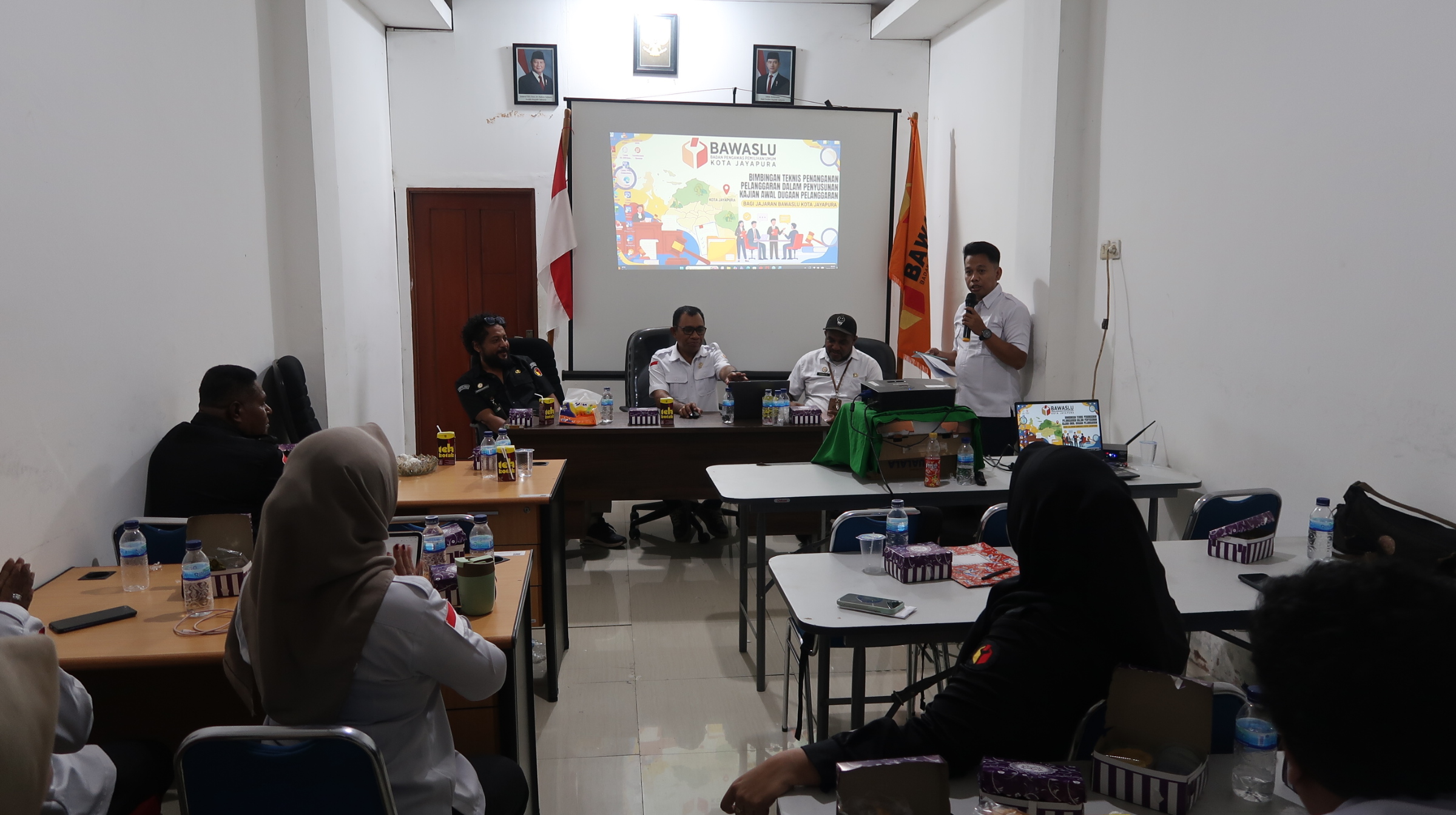 Jajaran Bawaslu Kota Jayapura mengikuti Bimbingan Teknis Penanganan Pelanggaran dalam Penyusunan Kajian Awal Dugaan Pelanggaran di Ruang Rapat Kantor Bawaslu Kota Jayapura, Rabu (21/10/2026), sebagai upaya meningkatkan pemahaman dan keterampilan teknis dalam penanganan laporan dugaan pelanggaran Pemilu dan Pemilihan.