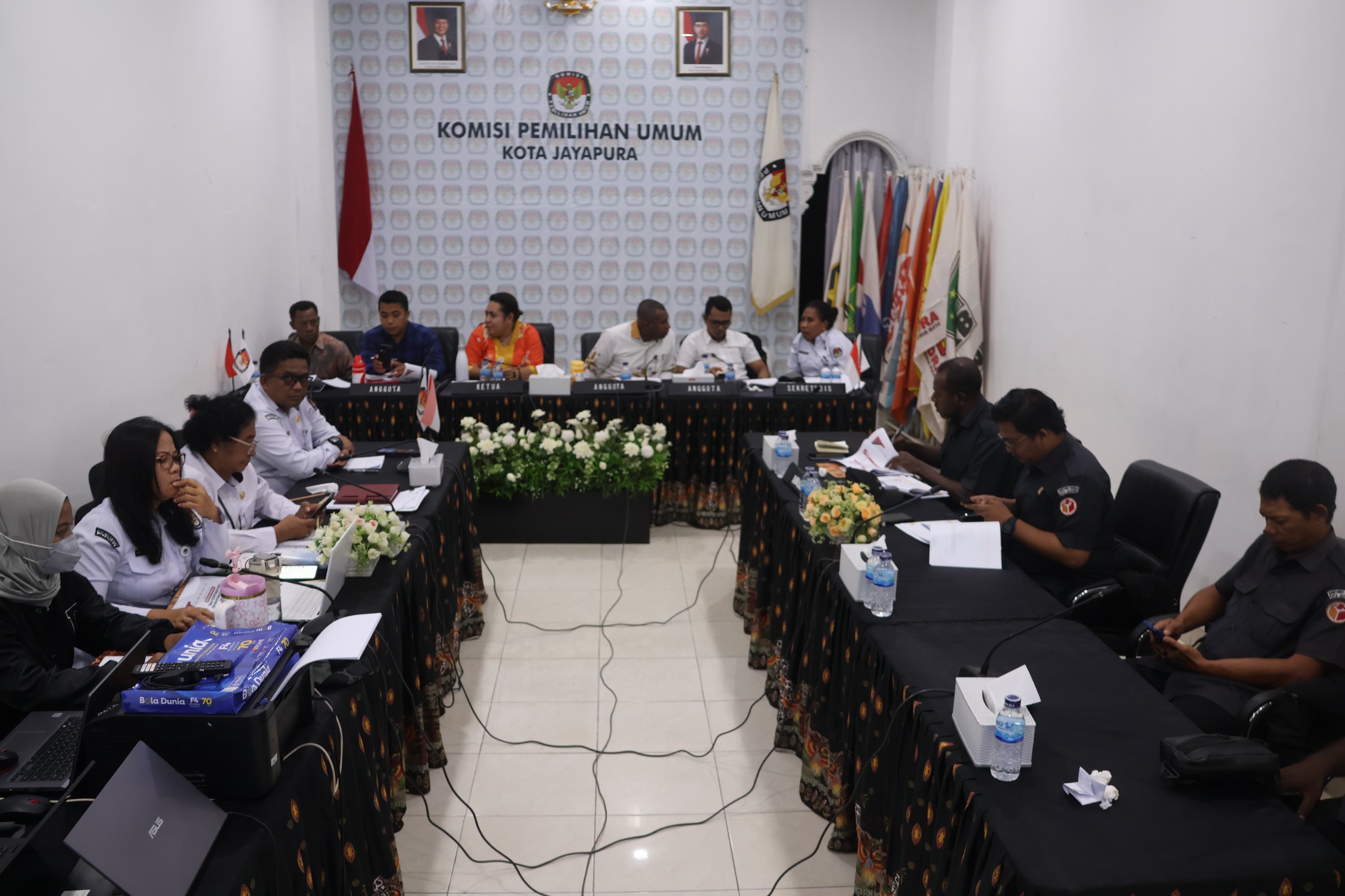 “Bawaslu Kota Jayapura menghadiri koordinasi persiapan Pleno PDPB Triwulan III bersama KPU Kota Jayapura, Senin (28/9/2026).”