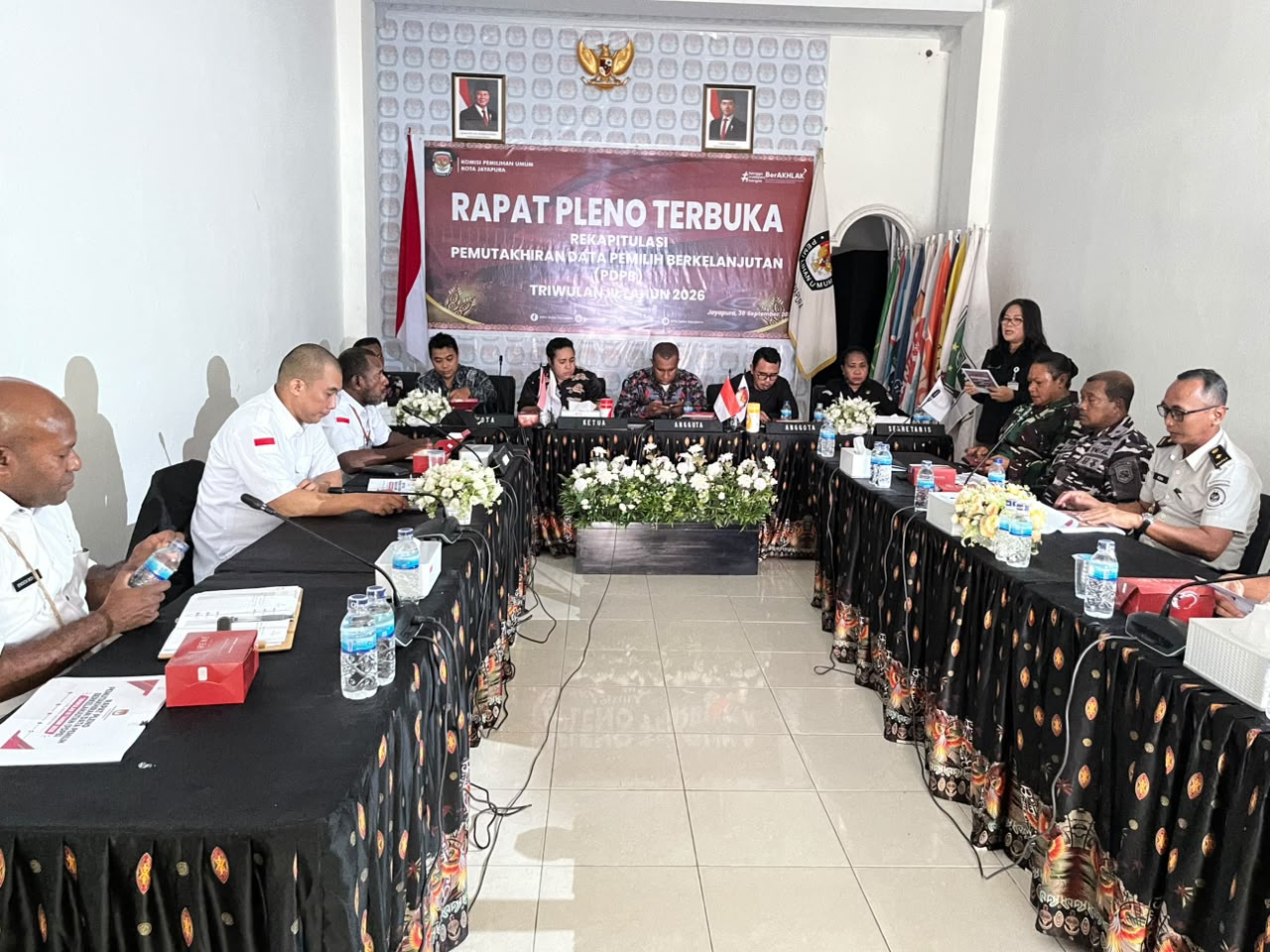 “Bawaslu Kota Jayapura menghadiri Rapat Pleno Terbuka Rekapitulasi PDPB Triwulan III Tahun 2026 di Kantor KPU Kota Jayapura, Rabu (30/9/2026).”