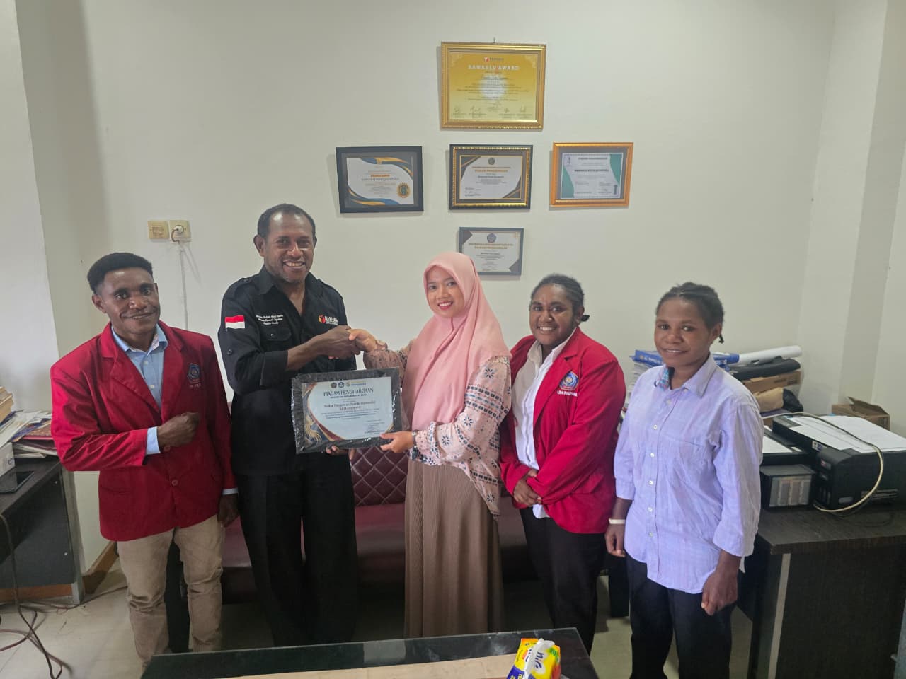 Ketua Bawaslu Kota Jayapura, Frans Johan Rumsarwir, S.E., menerima piagam penghargaan dari Universitas Muhammadiyah Papua sebagai bentuk apresiasi atas kerja sama dalam Program Magang Mahasiswa.