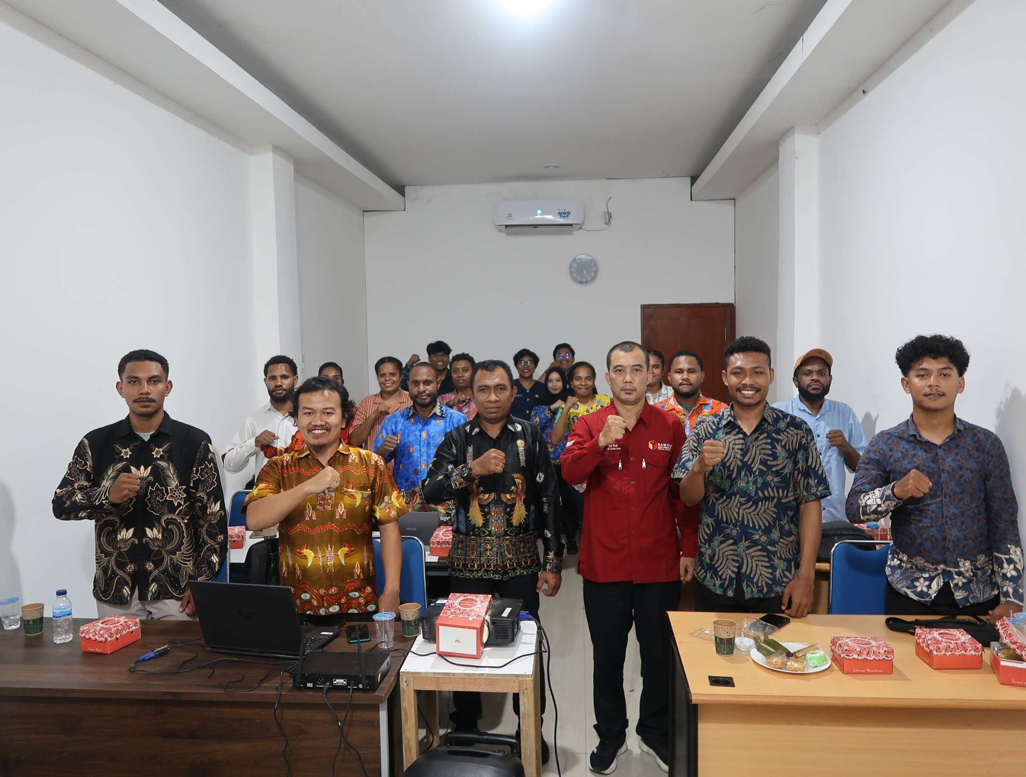Ketua dan Anggota Bawaslu Kota Jayapura bersama peserta Pendidikan Pengawas Partisipatif (P2P) dalam kegiatan Pendidikan pengawasan partisipatif, Kamis (21/5/2026).