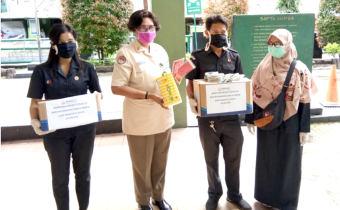 Bawaslu Kota Jayapura Serahkan Masker dan Vitamin Kepada Petugas Kesehatan