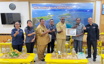 Foto bersama penyerahan cendramata oleh Bawaslu Kota Jayapura kepada Walikota Jayapura atas dukungan aktif dalam menyukseskan Pemilihan Umum Tahun 2024 dan Pemilihan Kepala Daerah Tahun 2024 I Foto diambil oleh Humas Bawaslu Kota Jayapura