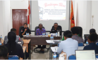 Jajaran Bawaslu Kota Jayapura mengikuti pemaparan materi mengenai mekanisme pengawasan dan pelaporan dugaan pelanggaran.