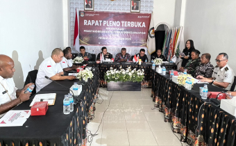 “Bawaslu Kota Jayapura menghadiri Rapat Pleno Terbuka Rekapitulasi PDPB Triwulan III Tahun 2026 di Kantor KPU Kota Jayapura, Rabu (30/9/2026).”