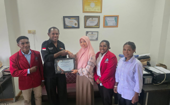 Ketua Bawaslu Kota Jayapura, Frans Johan Rumsarwir, S.E., menerima piagam penghargaan dari Universitas Muhammadiyah Papua sebagai bentuk apresiasi atas kerja sama dalam Program Magang Mahasiswa.
